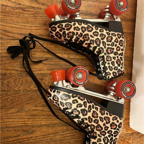 Impala Leopard Print Roller Skates with knee/wrist/elbow pads - Picture 4 of 9